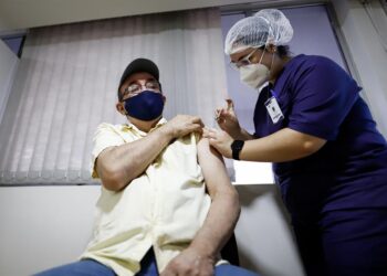 Personal médico trabaja en una jornada de vacunación en el Centro Médico La Costa de Asunción. EFE/Nathalia Aguilar/Archivo
