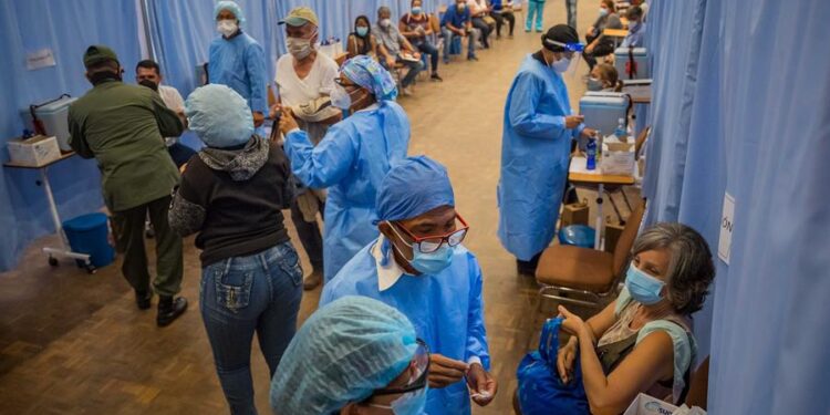 CARACAS (VENEZUELA), 05/06/2021.- Personal sanitario participa en una jornada de vacunación contra la COVID-19, el 2 de junio de 2021 en Caracas (Venezuela). Cientos de venezolanos acudieron esta semana a los puntos de vacunación establecidos por el Gobierno, a la espera de ser vacunados. El sistema, que arrancó de forma "controlada", se convirtió, con el paso de los días, en desorden, en el que también influyó la suerte. EFE/ Miguel Gutiérrez