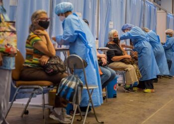 Personal sanitario participa en una jornada de vacunación contra la covid-19, el 2 de junio de 2021 en Caracas (Venezuela). EFE/Miguel Gutiérrez