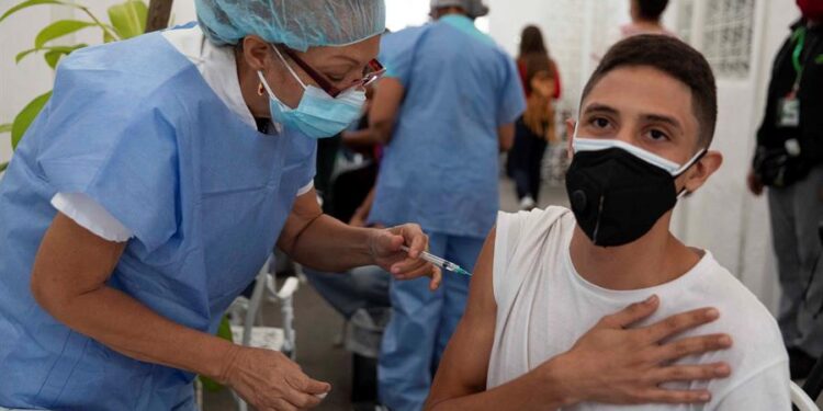 AME2413. CARACAS (VENEZUELA), 01/06/2021.- Una enfermera aplica una dosis de la vacuna china Vero Cell contra la covid-19, el 28 de mayo de 2021, en el Concejo Municipal de Baruta, en Caracas. Venezuela continúa este martes en una particular contrarreloj para cumplir con la meta de vacunar al 70 % de la población, un proceso que, aparentemente, tomó relativa fuerza el fin de semana bajo un sistema segregado de "privilegios" a través del carnet de la patria impulsado por el chavismo. EFE/Rayner Peña R.