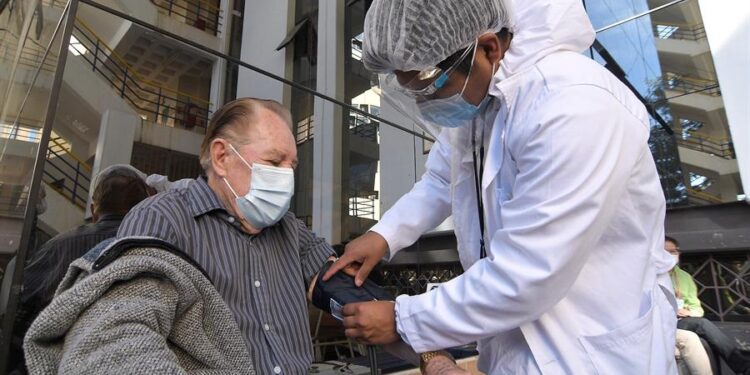 Un hombre recibe atención médica antes de vacunarse contra la covid-19 en Cochabamba (Bolivia). EFE/Jorge Abrego/Archivo