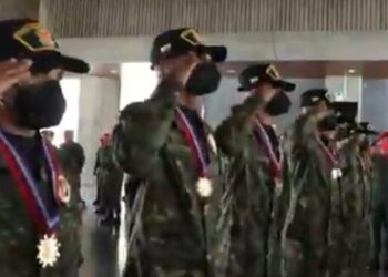 Condecoración 8 militares liberados. Foto captuta de video.