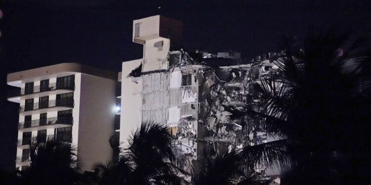 Derrumbe edificio Miami EEUU. Foto agencias.