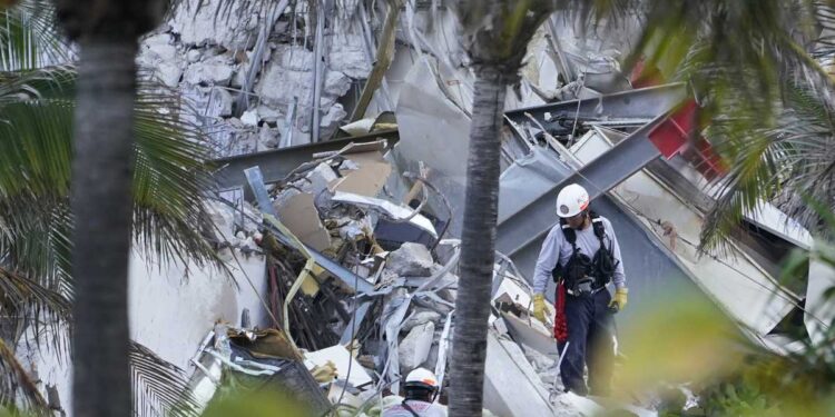 El derrumbe del edificio Champlain Towers. Foto agencias.