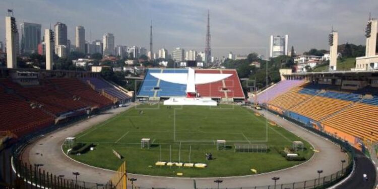 El estadio Pacaembú en Sao Paulo. Brasil. Foto de archivo.