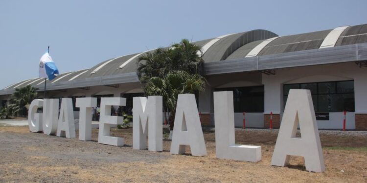 El proyecto del nuevo aeropuerto de carga internacional que se construye en el puerto San José. Guatemala. Foto de archivo.