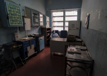 A nurse takes a break at the nursing station of the University Hospital, one of the most important in the training of doctors in the country, in Caracas on June 3, 2021. - The highest salary in the public administration does not reach 10 dollars, even after an increase decreed by President Nicolas Maduro of almost 300%, but diluted from the beginning by the rampant hyperinflation that plagues the country. (Photo by Pedro MATTEY / AFP)