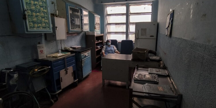 A nurse takes a break at the nursing station of the University Hospital, one of the most important in the training of doctors in the country, in Caracas on June 3, 2021. - The highest salary in the public administration does not reach 10 dollars, even after an increase decreed by President Nicolas Maduro of almost 300%, but diluted from the beginning by the rampant hyperinflation that plagues the country. (Photo by Pedro MATTEY / AFP)