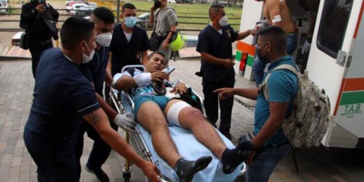 Trabajadores sanitarios trasladan hoy a un soldado herido a la Clínica Medical Duarte, tras la explosiónen Cúcuta.  Foto EFE