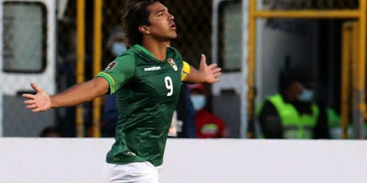 AME3019. LA PAZ (BOLIVIA), 03/06/2021.- El jugador Marcelo Moreno Martins de Bolivia celebra hoy tras anotar contra Venezuela, durante un partido de las eliminatorias sudamericanas para el Mundial de Catar 2022 en el estadio Hernando Siles, en La Paz (Bolivia). EFE/Martín Alipaz POOL