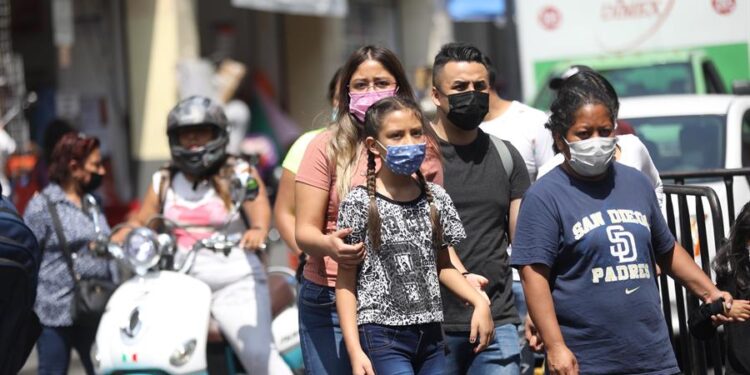 Un grupo de personas caminan, hoy en una de las principales calles del Centro Histórico, en la Ciudad de México (México). EFE/Sáshenka Gutiérrez