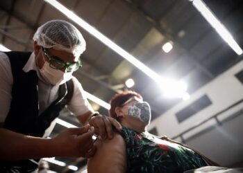 Trabajadores de la Salud aplican la vacuna contra la covid-19 en la sede del Partido Unace, en San Lorenzo (Paraguay). EFE/ Nathalia Aguilar/Archivo