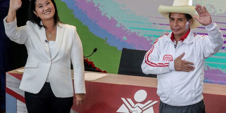 FOTO DE ARCHIVO-La candidata derechista de Perú Keiko Fujimori y el candidato socialista Pedro Castillo saludan al final de su debate antes de la segunda vuelta electoral del 6 de junio, en Arequipa, Perú. 30 de mayo de 2021. REUTERS/Sebastián Castañeda/Pool