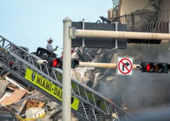 Rescate derrumbe edificio Miami. Foto agencias.