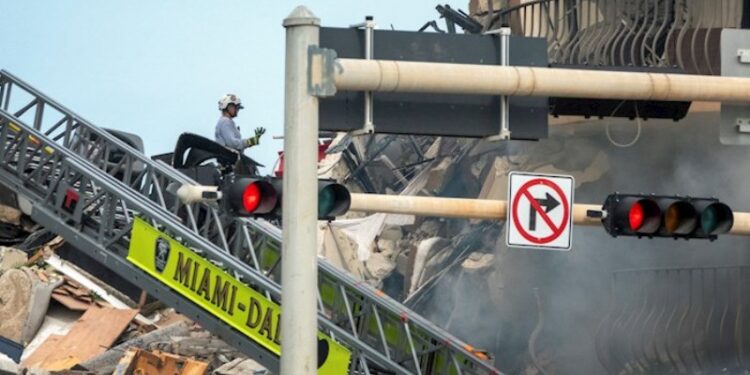 Rescate derrumbe edificio Miami. Foto agencias.