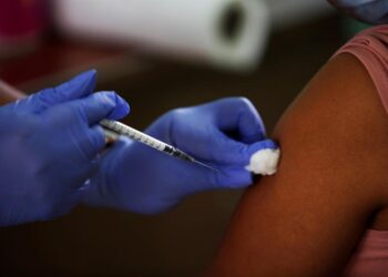 Una persona recibe la primera dosis de la vacuna Pfizer contra la covid-19. EFE/Bienvenido Velasco/Archivo