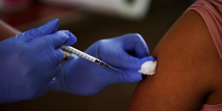Una persona recibe la primera dosis de la vacuna Pfizer contra la covid-19. EFE/Bienvenido Velasco/Archivo
