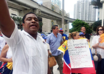 CORRECTION - Jose Colina (L), former National Guard lieutenant and leader of the Organization of Persecuted Venezuelans Living in Exile (VEPPEX), speaks to activist protesting investment company Goldman Sachs outside one of their offices in Miami on June 1, 2017.
Goldman Sachs confirmed on May 30 it purchased bonds from the Venezuelan government. The bonds reportedly had an original value of $2.8 billion, but Goldman Sachs paid $865 million.   / AFP PHOTO / Leila MACOR / The erroneous mentions appearing in the metadata of this photo by Leila MACOR has been modified in AFP systems in the following manner: [Jose Colina (L), former National Guard lieutenant] instead of [Jose Colina (L), former army lieutenant ] AND [original value of $2.8 billion] instead of [original value of $28 billion]. Please immediately remove the erroneous mentions from all your online services and delete them from your servers. If you have been authorized by AFP to distribute them to third parties, please ensure that the same actions are carried out by them. Failure to promptly comply with these instructions will entail liability on your part for any continued or post notification usage. Therefore we thank you very much for all your attention and prompt action. We are sorry for the inconvenience this notification may cause and remain at your disposal for any further information you may require.        (Photo credit should read LEILA MACOR/AFP/Getty Images)