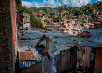 ACOMPAÑA CRÓNICA VENEZUELA AGUA***AME7356. CARACAS (VENEZUELA), 23/02/2021.-Fotografía del 11 de febrero del 2021 donde se observa a un hombre cargar una botella de 25 litros de agua, en Caracas (Venezuela). El experto en políticas públicas y director de la ONG local Ojo Avizor, Norberto Baussón, advierte a Efe que la falla en el suministro de agua corriente afecta, en el mejor de los casos, a casi 9 de cada 10 hogares del país. "El porcentaje por región varía entre un 87 % y un 99 % de afectación por falta de agua. Eso lo que quiere decir es que es un problema nacional, no un problema asociado a una región o alguna circunstancia", señala. EFE/ Miguel Gutiérrez