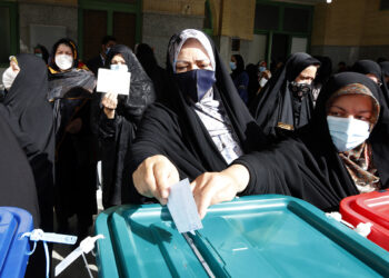 Tehran (Iran (islamic Republic Of)), 18/06/2021.- Iranian women cast their votes at a polling station during the presidential election, in Shahre Ray, south of Tehran, Iran, 18 June 2021. Iranians head to polls to elect a new president after eight years with Hassan Rouhani as head of state. (Elecciones, Teherán) EFE/EPA/ABEDIN TAHERKENAREH