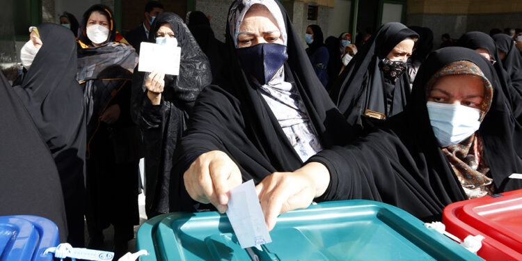 Tehran (Iran (islamic Republic Of)), 18/06/2021.- Iranian women cast their votes at a polling station during the presidential election, in Shahre Ray, south of Tehran, Iran, 18 June 2021. Iranians head to polls to elect a new president after eight years with Hassan Rouhani as head of state. (Elecciones, Teherán) EFE/EPA/ABEDIN TAHERKENAREH