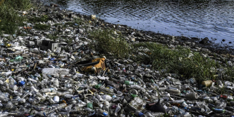 View of garbage on the banks of the polluted Maracaibo Lake, in Maracaibo, Zulia state, Venezuela, on June 13, 2019. - The city of Maracaibo is the center of the country's oil industry, and its lake is an eternal oil spill. (Photo by YURI CORTEZ / AFP)