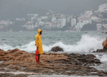 Un salvavidas vigila la playa por el paso de la depresión tropical "Dolores" en el balneario de Acapulco, en el estado de Guerrero (México). EFE/David Guzmán.