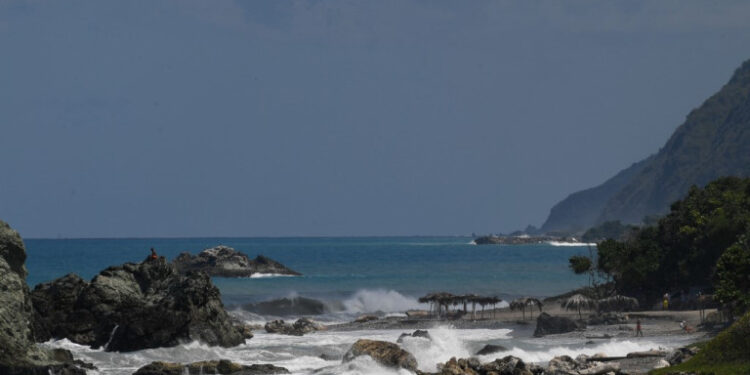 View of Bahia of Anare beach in La Guaira, Vargas state, Venezuela, on October 30, 2020, amid the new coronavirus pandemic. - Tourists began to return after the Venezuelan government allowed resorts to reopen amidst the gradual relaxation of the quarantine declared in the Caribbean country in mid-March. (Photo by Federico PARRA / AFP)