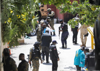 Members of the Haitian police and forensics look for evidence outside of the presidential residence on July 7, 2021 in Port-au-Prince, Haiti. - Haiti President Jovenel Moise was assassinated and his wife wounded early July 7, 2021 in an attack at their home, the interim prime minister announced, an act that risks further destabilizing the Caribbean nation beset by gang violence and political volatility. Claude Joseph said he was now in charge of the country and urged the public to remain calm, while insisting the police and army would ensure the population's safety.The capital Port-au-prince as quiet on Wednesday morning with no extra security forces on patrol, witnesses reported. (Photo by VALERIE BAERISWYL / AFP)