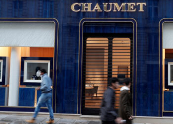 Passers-by walk past a Chaumet jewellery store located close to the Champs-Elysee avenue in central Paris, on July 27, 2021. - The Chaumet jewellery store was targeted by an armed robbery, and between 2 and 3 million euros worth of goods have been stolen, according to a close source. (Photo by GEOFFROY VAN DER HASSELT / AFP)