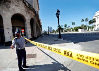 Un policía fue registrado el pasado 13 de julio al impedir el paso en las zonas aledañas al Capitolio cubano, como medida ante las protestas antigubernamentales, en La Habana (Cuba). EFE/Yander Zamora