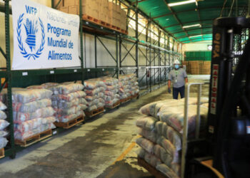 At the WFP logistics hub of Maracaibo, Venezuela, warehouse workers offload food bags from the the first WFP convoy to arrive in the country.  The arrival of the food kick starts WFP's new school meals programme in Venezuela. The food will initially be distributed as take-home rations to the families of school children under the age of 6 and their school's personnel in parts of the country most affected by food insecurity.