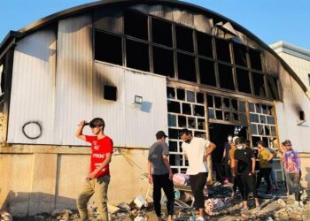 - Nasiriyah (Irak), 13/07/2021.- Varios curiosos inspeccionan el lugar tras el incendio declarado en un hospital de la ciudad de Nasiriya, en el sur de Irak, para tratar a los pacientes aislados con covid-19, ay que causó al menos 64 muertos y 50 heridos, según informaron fuentes oficiales. EFE/HAIDER AL-ASSADEE