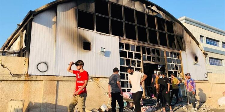 - Nasiriyah (Irak), 13/07/2021.- Varios curiosos inspeccionan el lugar tras el incendio declarado en un hospital de la ciudad de Nasiriya, en el sur de Irak, para tratar a los pacientes aislados con covid-19, ay que causó al menos 64 muertos y 50 heridos, según informaron fuentes oficiales. EFE/HAIDER AL-ASSADEE