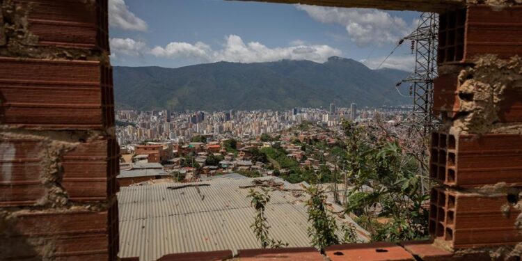 AME1966. CARACAS (VENEZUELA), 13/07/2021.- Vista de la ciudad desde una vivienda abandonada en la parte alta del barrio Cota 905, el 12 de julio de 2021, en Caracas (Venezuela). Los residentes del oeste de Caracas retomaron la rutina en sus calles entre la incertidumbre y la calma, luego de vivir casi 72 horas de constantes tiroteos que empezaron en la barriada de la Cota 905, entre bandas armadas y funcionarios policiales, y que se extendieron, al menos, a cinco zonas cercanas. Los sectores de El Paraíso y El Cementerio, colindantes con la montañosa Cota 905, han retomado su actividad comercial, mientras los ciudadanos caminan por las vías principales, desiertas entre el miércoles y el viernes de la semana pasada. EFE/ Rayner Peña