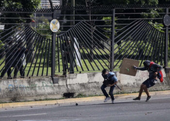 VEN10. CARACAS (VENEZUELA), 22/06/2017.- El joven David José Vallenilla (2d), de 22 años, recibe un disparo de un miembro de la Guardia Nacional Bolivariana (GNB) hoy, jueves 22 de junio de 2017, en las inmediaciones de la bases aérea militar La Carlota, en Caracas (Venezuela). El Ministerio Público (MP) de Venezuela informó hoy del fallecimiento de Vallenilla, que recibió un disparo durante una manifestación opositora en Caracas. Con este deceso la Fiscalía cuenta 75 fallecidos según los datos corregidos y actualizados del organismo en sus informes sobre la oleada de protestas que inició el pasado 1 de abril en el país. EFE/Miguel Gutiérrez