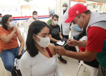 Un grupo de personas mayores de 18 años fue registrado este jueves, durante una jornada de vacunación contra la covid-19, en Santa Cruz (Bolivia). EFE/Juan Carlos Torrejón