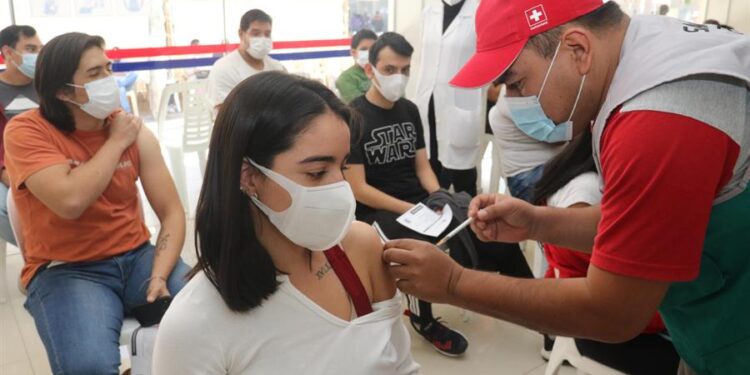 Un grupo de personas mayores de 18 años fue registrado este jueves, durante una jornada de vacunación contra la covid-19, en Santa Cruz (Bolivia). EFE/Juan Carlos Torrejón