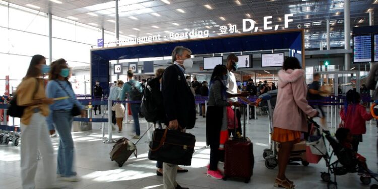 Pasajeros en el aeropuerto Orly de París (Reuters)