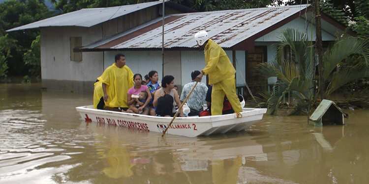 Costa Rican Red Cross workers evacuate people from their flooded homes near Sixaola, Costa Rica, on the border with Panama, Monday, Nov. 24, 2008.  Heavy rains have caused flooding and landslides in southern Costa Rica and western Panama forcing thousands of people to flee the area. (AP Photo/La Nacion, Marvin Carvajal)  **  COSTA RICA OUT  **  NO SALES  **