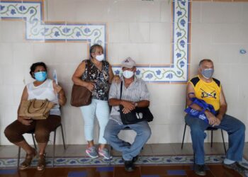 Un grupo de personas espera su turno para ser vacunados con Abdala, una de las vacunas candidatas desarrolladas en el país, en uno de los consultorios vacunatorios del este de La Habana (Cuba). EFE/ Yánder Zamora/Archivo
