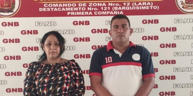 Detenidos.  Yesim Linarez (GNB ejecutor) y Luz Celeste Almao Carrera (cómplice), Foto @TarekWilliamSaab