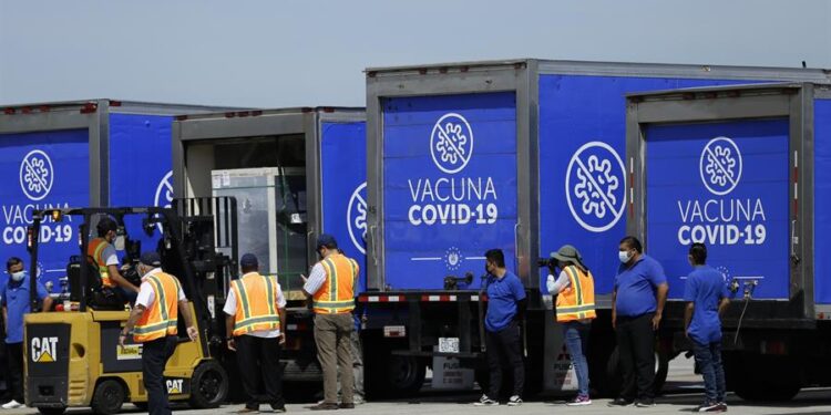 Trabajadores aeroportuarios descargan hoy un lote de vacunas Sinovac contra la covid-19, en el Aeropuerto Internacional San Óscar Arnulfo Romero y Galdámez de San Salvador (El Salvador). EFE/ Rodrigo Sura