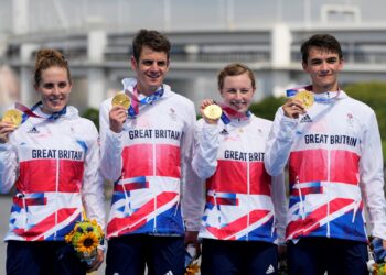 Gran Bretaña se lleva el primer oro olímpico en relevos mixtos de triatlón. Foto agencias.
