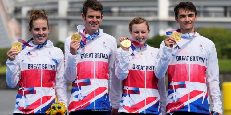 Gran Bretaña se lleva el primer oro olímpico en relevos mixtos de triatlón. Foto agencias.