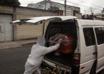 Un empleado funerario traslada el féretro de un fallecido por covid-19 en Ciudad de Guatemala. EFE/Esteban Biba/Archivo