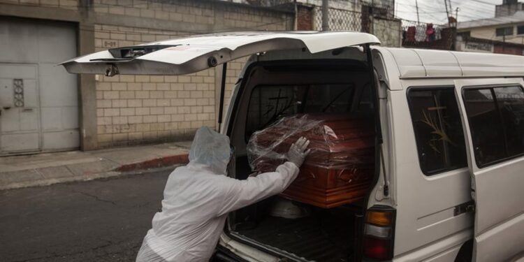 Un empleado funerario traslada el féretro de un fallecido por covid-19 en Ciudad de Guatemala. EFE/Esteban Biba/Archivo