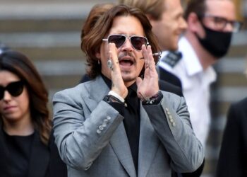 FOTO DE ARCHIVO: El actor Johnny Depp gesticula al salir del Tribunal Superior de Londres, Gran Bretaña, 28 julio 2020.
REUTERS/Toby Melville