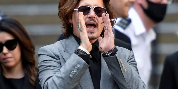 FOTO DE ARCHIVO: El actor Johnny Depp gesticula al salir del Tribunal Superior de Londres, Gran Bretaña, 28 julio 2020.
REUTERS/Toby Melville