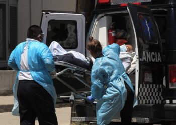 Paramédicos ingresan a una persona enferma de covid-19 al Hospital General de Ciudad Juárez, en el estado de Chihuahua. EFE/Luis Torres/Archivo